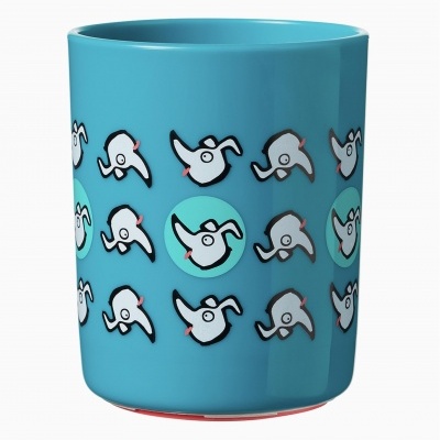 Caneca azul com padrão de desenhos de faces de cachorro estilizadas.