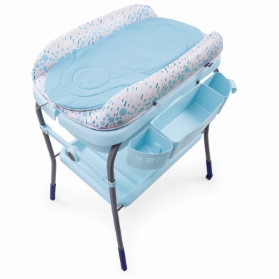 mesa muda e banho azul com estrutura metálica e tecido almofadado