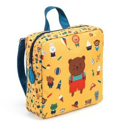 Mochila infantil quadrada amarela com padrões de animais e objetos coloridos