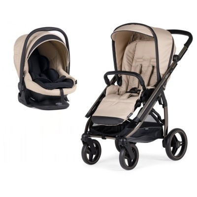 Carrinho de bebé bege com cadeirinha automóvel correspondente
