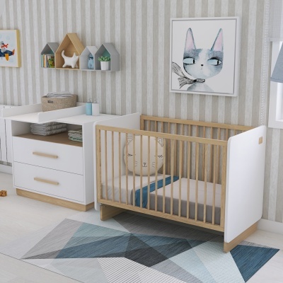 Quarto de bebé com berço de madeira e cómoda