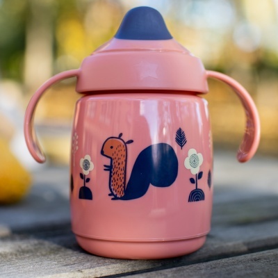 Garrafa de bebida cor-de-rosa para criança com desenho de caracol e flores