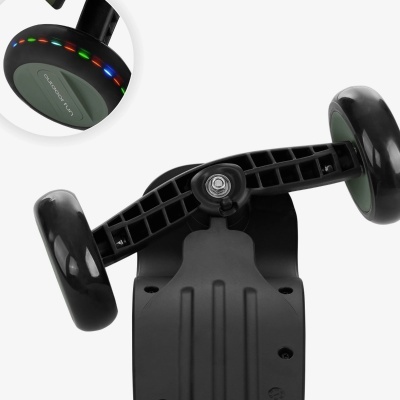 Plataforma de skate preta com duas rodas e luzes LED coloridas