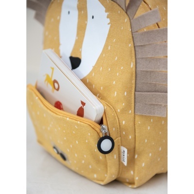 Mochila infantil em tecido amarelo com estampa de leão e bolso frontal com fecho éclair