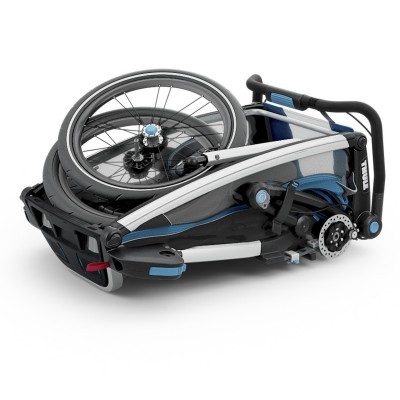 Bicicleta dobrável compacta prateado, preto e azul num fundo branco