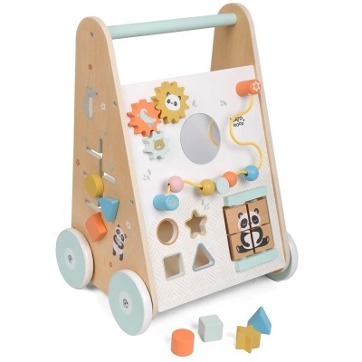 Carrinho de madeira com peças educacionais coloridas e rodas azuis claras.