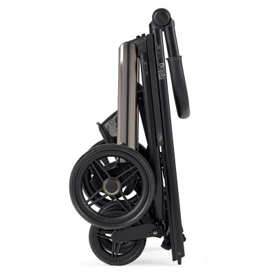 Carrinho de bebé dobrado preto e cinzento com rodas grandes