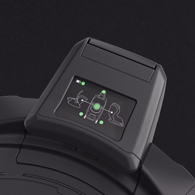 Dispositivo preto com ecrã digital e indicadores luminosos verdes sobre fundo preto