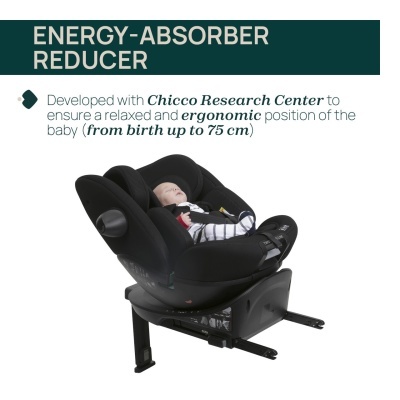 Cadeira auto preta da Chicco com bebé adormecido