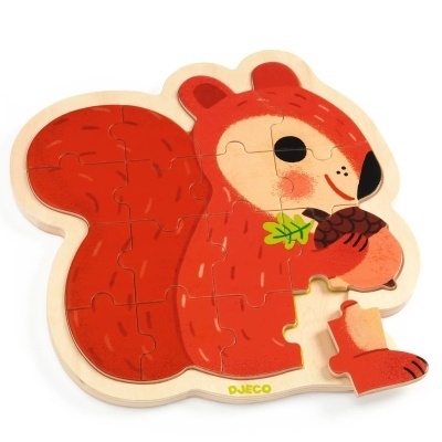 Puzzle de madeira em forma de esquilo vermelho a segurar uma bolota castanha.