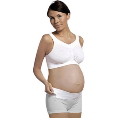 Mulher grávida com roupa interior branca