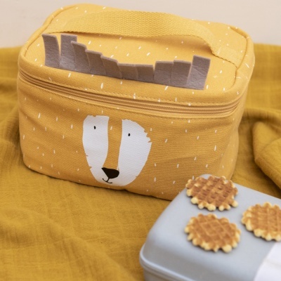 Bolsa térmica infantil amarelo mostarda com rosto de leão e marmita azul claro com bolachas