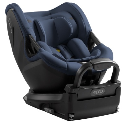 Cadeira auto infantil azul escura com base preta e alças de segurança da marca AXKID