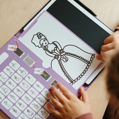 Livro de atividades com desenhos para colorir de mulheres em vestidos antigos.