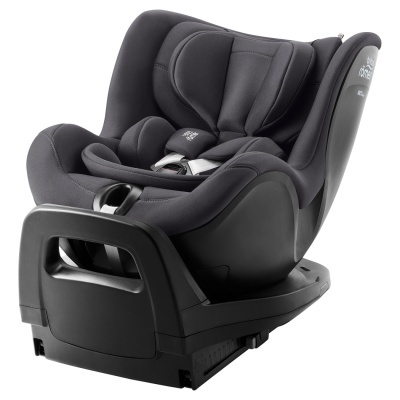 Cadeira auto infantil preta acolchoada com cinto e base em fundo branco