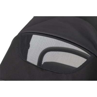 Tecido preto com painel de rede preta e estrutura metálica por trás