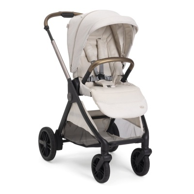 Carrinho de bebé bege com estrutura preta e rodas grandes