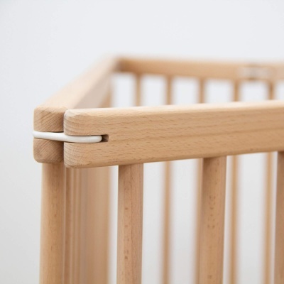 Detalhe de estrutura de madeira com grade e arame branco