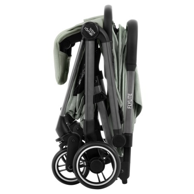 Carrinho de bebé dobrável verde claro com marcas britax römer e FLYLITE