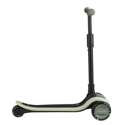 Trotinete infantil preto e verde claro com rodas e punho em T