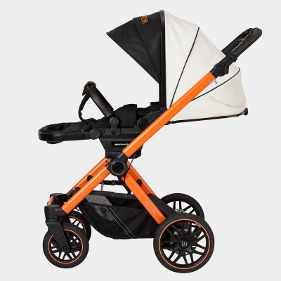 Carrinho de bebé laranja com assento branco e negro e rodas pretas