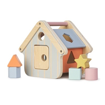 Brinquedo de madeira em forma de casinha com peças geométricas coloridas