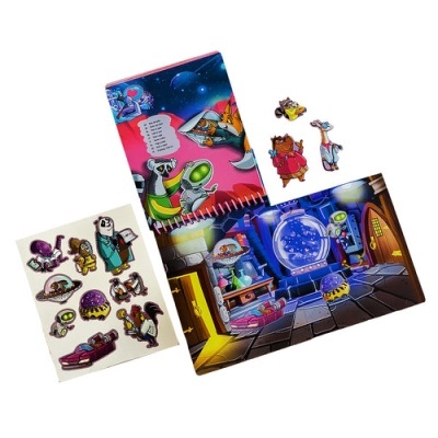 Jogo de tabuleiro infantil com peças em forma de personagens e cenário colorido futurista