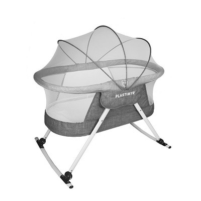 Berço de bebé cinzento com estrutura metálica branca e rede de proteção