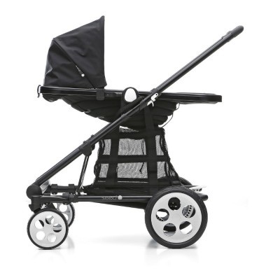 Carrinho de bebé preto com estrutura metálica e rodas brancas sobre fundo branco