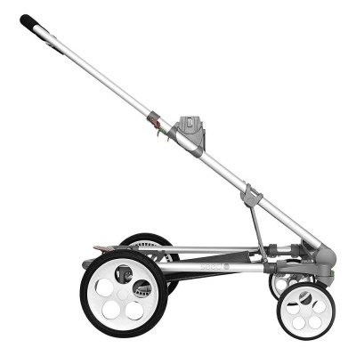 Carrinho de bebé cinza e branco com rodas brancas em fundo branco