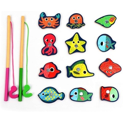 Brinquedo de pesca com varas de madeira coloridas e peixes de madeira com ímanes