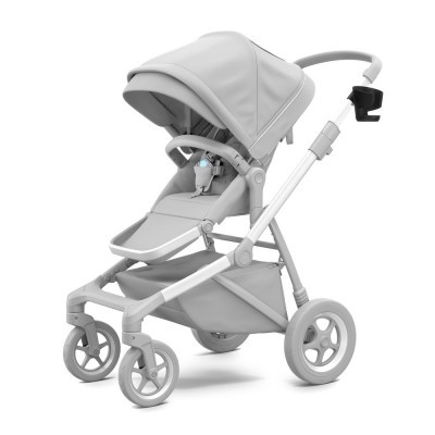 Carrinho de bebé cinza claro com capota e rodas