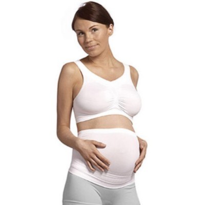 Mulher grávida com roupa íntima de maternidade branca