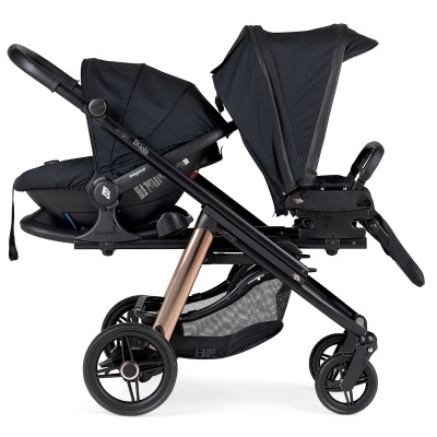 Carrinho de bebé duplo preto com estrutura bronze e dois assentos opostos