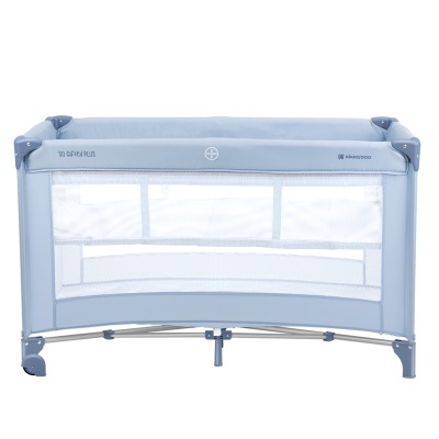 Berço de viagem azul claro com laterais em rede branca e estrutura metálica cinza