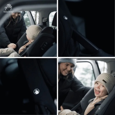 Criança sentada em cadeirão de carro cinza-escuro com gorro bege e adulto a ajudar, mostrando logotipo branco no cadeirão.