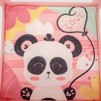 Colcha infantil com panda e balão LOVE em fundo rosa e formas coloridas