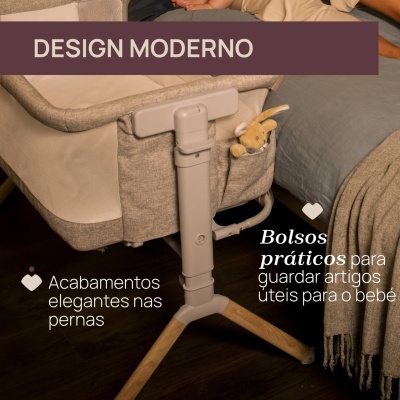 berço de bebé cinza e bege com bolsa lateral e pernas de madeira clara ao lado de cama