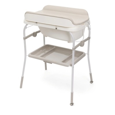 Banheira para bebé bege com estrutura metálica branca e rodas
