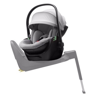 Cadeira auto cinzenta para bebés com capota branca e base ISOFIX