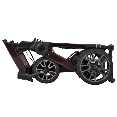 Carrinho de bebé dobrado com rodas e estrutura metálica castanha escura