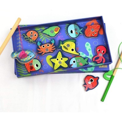 Jogo de pesca magnético com peças de madeira em forma de animais marinhos coloridos e varas de pesca