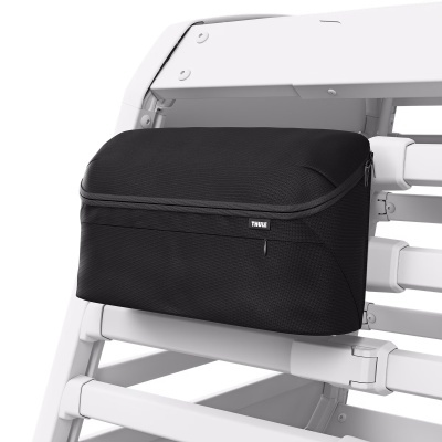 Bolsa preta texturada com fecho de correr e etiqueta THULE fixada numa estrutura branca com barras horizontais