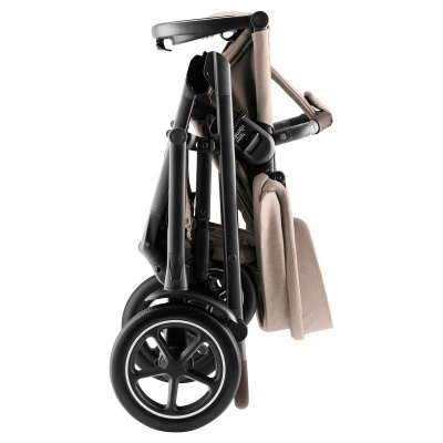 Carrinho de bebé dobrável bege com estrutura preta