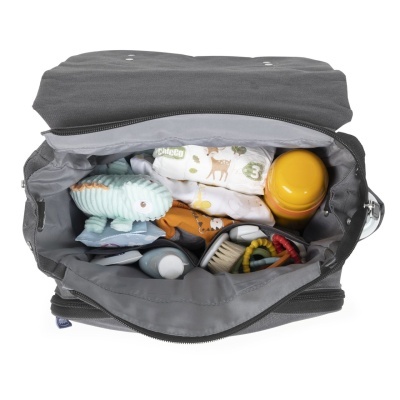 Mala cinza aberta com fraldas, brinquedo de pelúcia, recipiente amarelo e acessórios de bebé