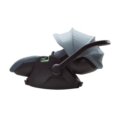 Cadeira auto para bebé cinza claro com base preta e capota, pega preta