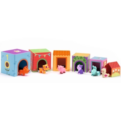 Conjunto de casinhas coloridas com pequenos animais de plástico