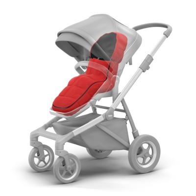 Carrinho de bebé cinzento com assento acolchoado vermelho.