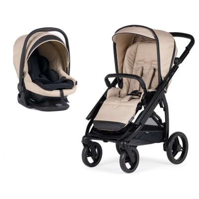 Carrinho de bebé bege com estrutura preta e cadeira de transporte a condizer.