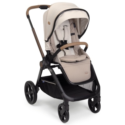 Carrinho de bebé cinza claro com estrutura preta e barra bege